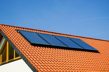 Erneuerbare Energie nutzen mit einer Solarthermieanlage auf dem Dach
