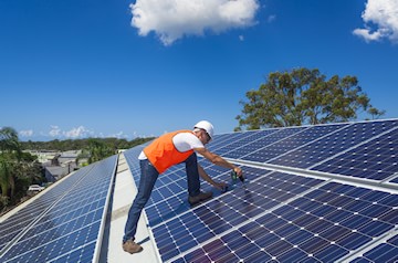 Installation einer Photovoltaikanlage auf einem Dach