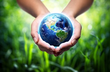 Die Erde gehalten Händen gehalten - Photovoltaikanlagen als Beitrag zum Umweltschutz