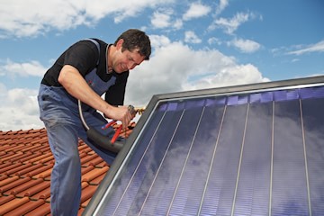Installation der Module einer Solarthermieanlage auf einem Dach